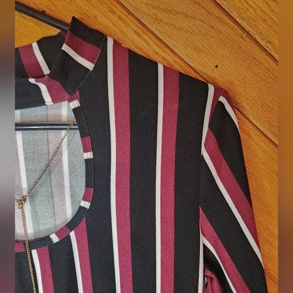 Derek Heart black and maroon quarter length sleeve keyhole front large top - Picture 2 of 6